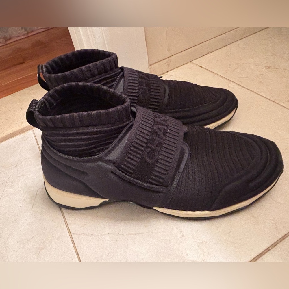 ♥️ Authentic Woman’s Chanel sneakers size 38.5 (US size 8!!) Fit like 7.5!